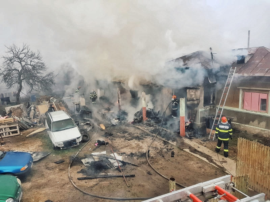 Pompierii au reușit să stingă flăcările, dar pagubele sunt mari