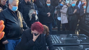 Surorile lui Petrică Mîțu Stoian, îngenuncheate de durere. Ce au strigat cele două în faţa mormântului