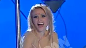 WOOW ce show! Pestisorul de Aur a rupt hainele de pe Catrinel Sandu si a lasat-o in lenjerie intima