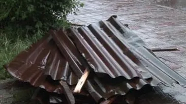 Vantul si ploile fac ravagii in tara! Mai multe acoperisuri de pe casele din Bistrita-Nasaud au fost smulse de furtuni!