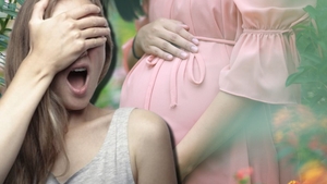 Ireal! Cum s-a „scuzat” un bărbat în fața soției sale, după ce a lăsat-o însărcinată pe sora ei geamănă