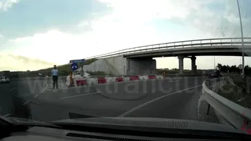 Imagini incredibile pe Autostrada Soarelui. Ce a făcut acest şofer într-un giratoriu „păzit” de un poliţist