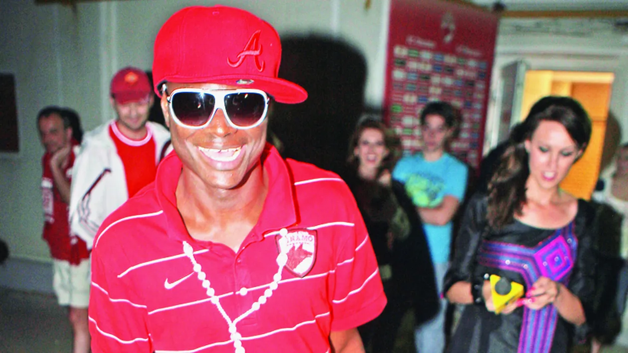 N'Doye a incalcat regulile de circulatie doar pentru a-si duce mai repede partenera acasa. Vezi cum goneste fotbalistul prin oras