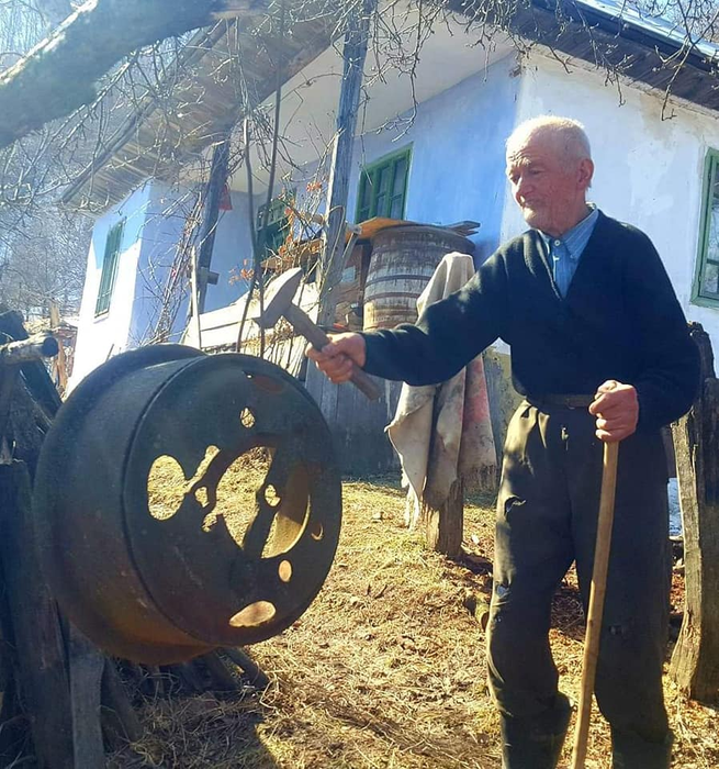 Povestea emoționantă a lui tataia Ion și a soției sale, Tudora. La 93 de ani, bătrânul traversează două dealuri pentru a cumpăra o pâine și nu are curent electric