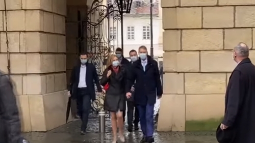 Cum a apărut Carmen Iohannis alături de președinte la slujba de Crăciun | VIDEO