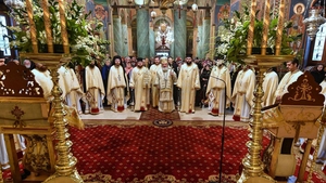 VIDEO / S-a dus în pelerinaj la moaştele Sfântului Nectarie şi a avut un şoc, când s-a uitat în raclă! Minunea s-a întâmplat în faţa a sute de credincioşi
