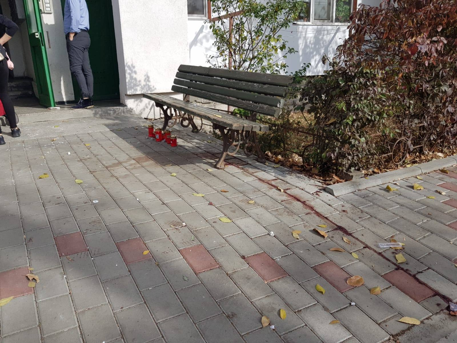 Adolescentul a căzut pe pavelele din fața blocului, iar medicii nu au mai putut face nimic pentru el