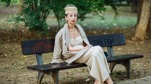 Adevărul din spatele acestei fotografii! La 60 de ani, Mariana, extrem de elegantă, pare că merge la o piesă de teatru, dar de fapt...