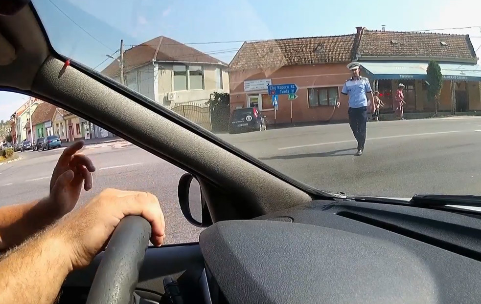Gestul omenos făcut de un şofer pentru un poliţist aflat în mijlocul intersecţiei. ”Asta trebuia sa primească de la stat, nu de la un om obişnuit”