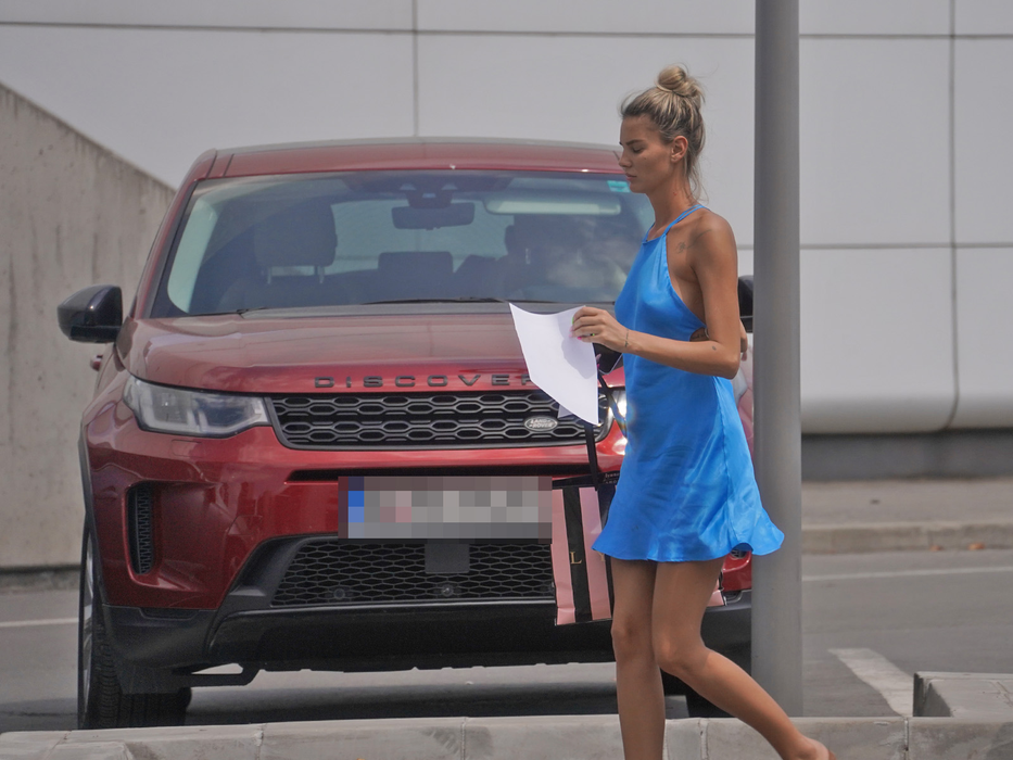Ramona Olaru a mers la mall să returneze un produs / (Sursa: CANCAN.RO)