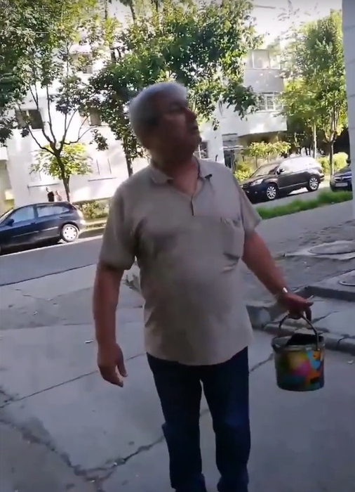 Așa ceva nu s-a mai văzut! Cum s-a răzbunat un pensionar din Bacău pe copiii gălăgioși din spatele blocului