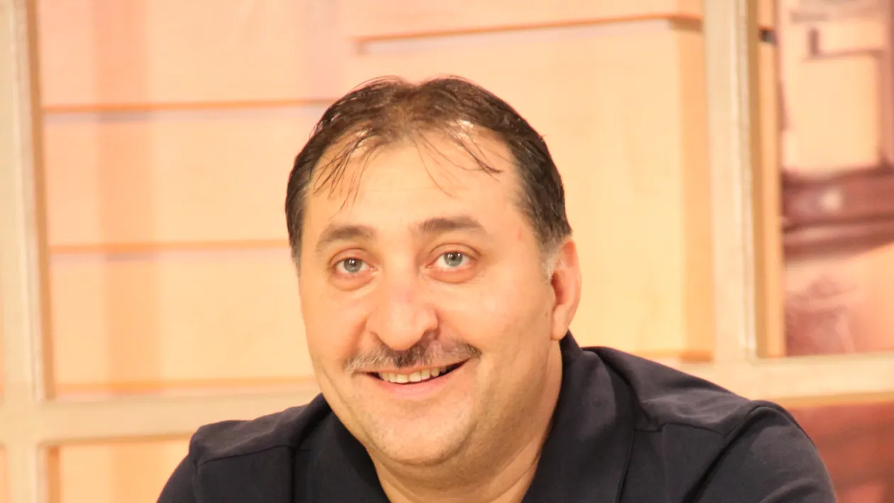 Vali Vijelie nu mai vrea sa auda de vechiul look! Si-a tuns mustata la... chelie si nu-si mai incape in piele de mandrie!