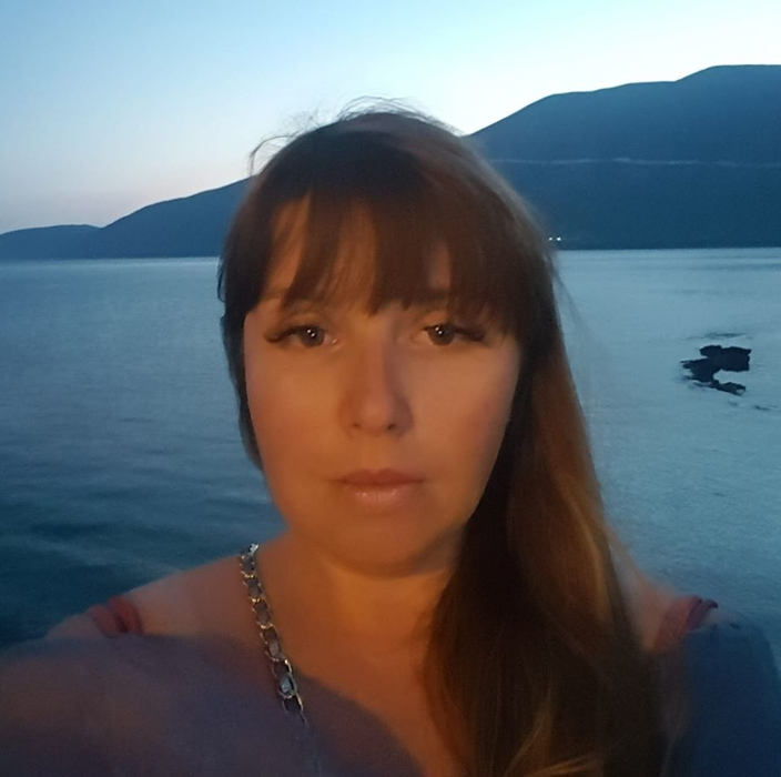 Pe el îl știe toată România, dar să vezi cum arată iubita lui Bogdan, interpretul pentru surdo-muți al conferințelor de presă MAI