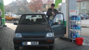 Actor mare, masina mica. Vezi cine s-a inghesuit intr-o "cutie de chibrituri"
