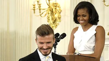 David Beckham, schimbare infricosatoare de look! A uitat sa se barbiereasca si si-a lasat o mustata a la d'Artagnan! Uite in ce hal s-a prezentat la intalnirea cu Barack Obama!