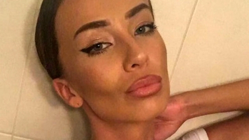 Andreea de la ”Insula iubirii” a pozat din nou goală în piscină, chiar dacă a venit toamna. Cu ce s-a ”acoperit” vedeta!