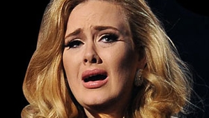 ACASA la Adele! Cantareata plateste 15.000 de lire chirie, dar n-are curaj sa doarma singura in casa: e convinsa ca impresionantul palat este bantuit!