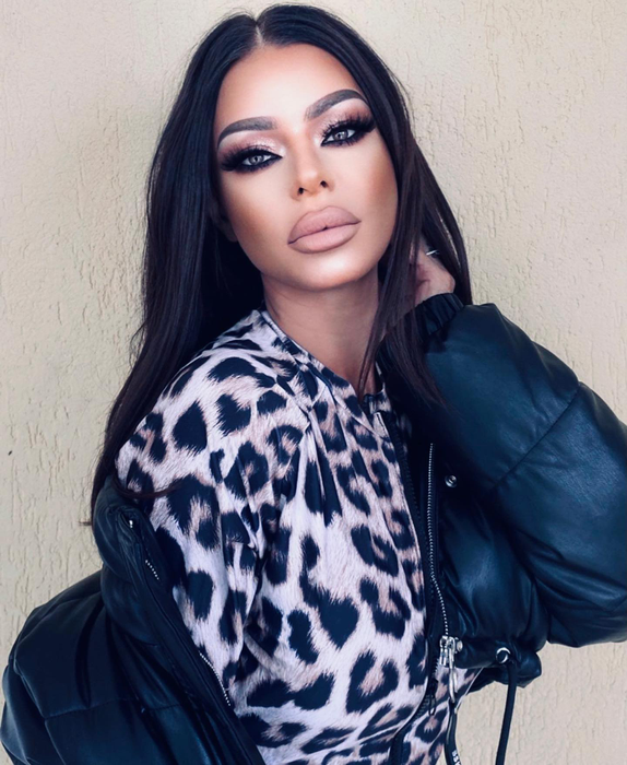 Loredana Chivu, jefuită într-o parcare din București. Blonda era împreună cu Ana Maria Mocanu: “Aveam bunuri de valoare, cheile de la casă”