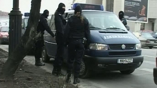 Incredibil! Un jandarm din Timişoara, prins în flagrant în timp ce jefuia doi pakistanezi