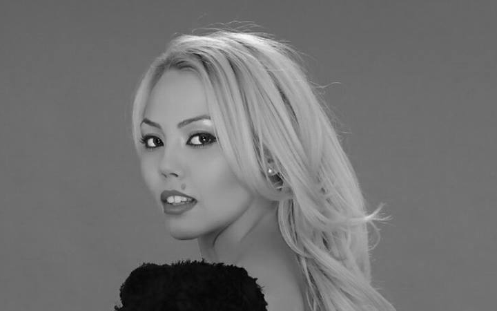 Semnul care a apărut în cimitirul în care este îngropată Denisa Manelista! S-a întâmplat chiar când iubitul cântăreţei se afla la mormânt!