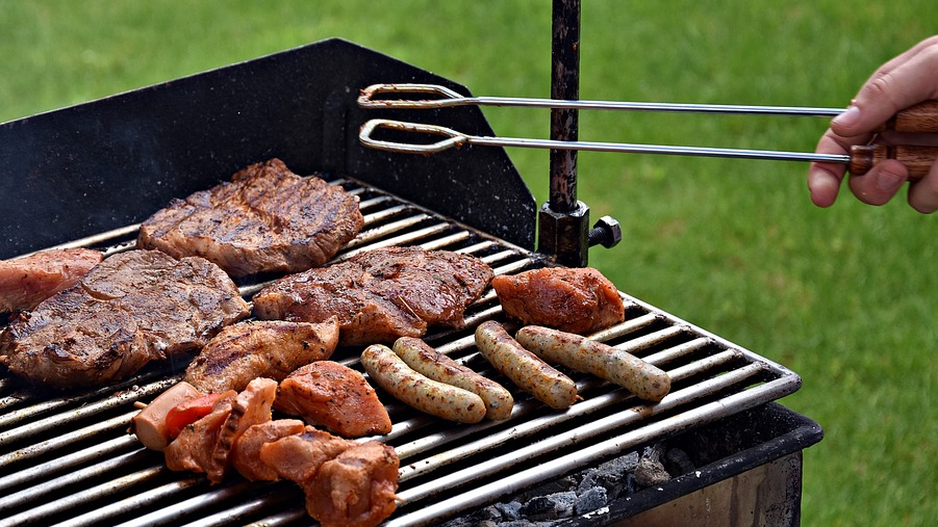 Secretul unui grătar perfect! Trucul pe care trebuie să-l faci înainte de a pune carnea pe foc o va face delicioasă