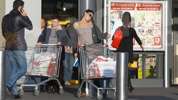 Denise e de vis, mai ales când face asta! Mama Antoniei şi-a arătat decolteul la ieşirea dintr-un magazin