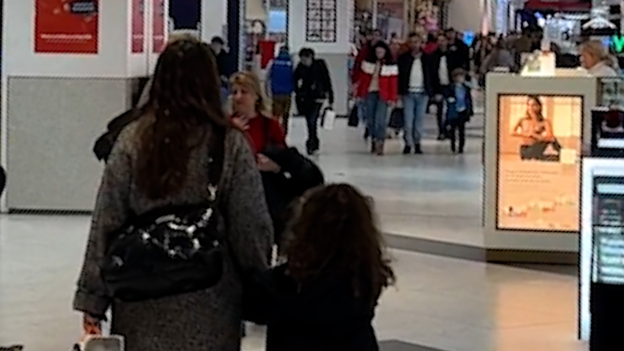 Pe Cristina Șișanu pare că a cuprins-o "febra" cumpărăturilor pentru Crăciun / (Sursa: CANCAN.RO)