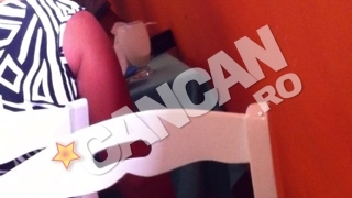 VIDEO de neam prost! Ce-a inteles doamna din imagine din "all-inclusive"! Si-a umplut punga de mancare sa duca si acasa