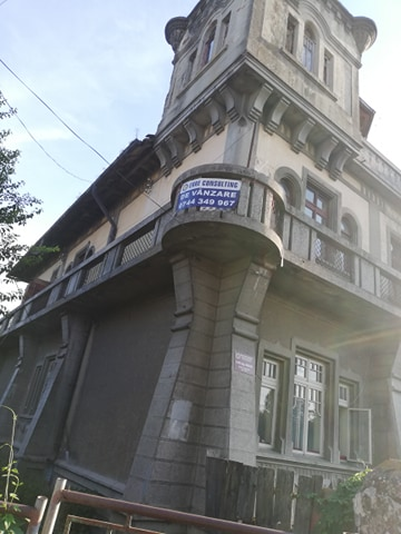 Aici a avut cartierul general Statul Major al Armatei a 2-a în Primul Război Mondial