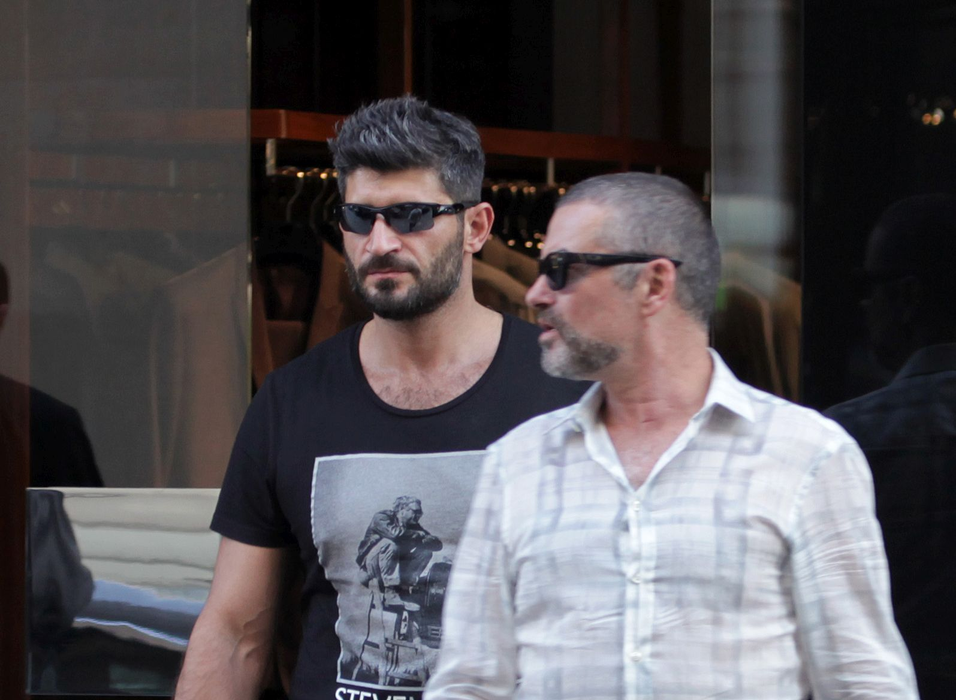 (SEMI EXCLUSIF) - GEORGE MICHAEL ET SON PETIT AMI FADI FAWAZ A PARIS DEJEUNENT EN TERRASSE DU BERKELEY A PARIS PUIS VONT FAIRE DU SHOPPING CHEZ DOLCE & GABBANA LE 23 MARS 2012

SEMI EXCLUSIVE
GEORGE MICHAEL AND BOYFRIEND FADI FAWAZ HAVING LUNCH AT BERKELEY IN PARIS AND THEN DOING SOME SHOPPING AT DOLCE & GABBANA ON 23/03/2012