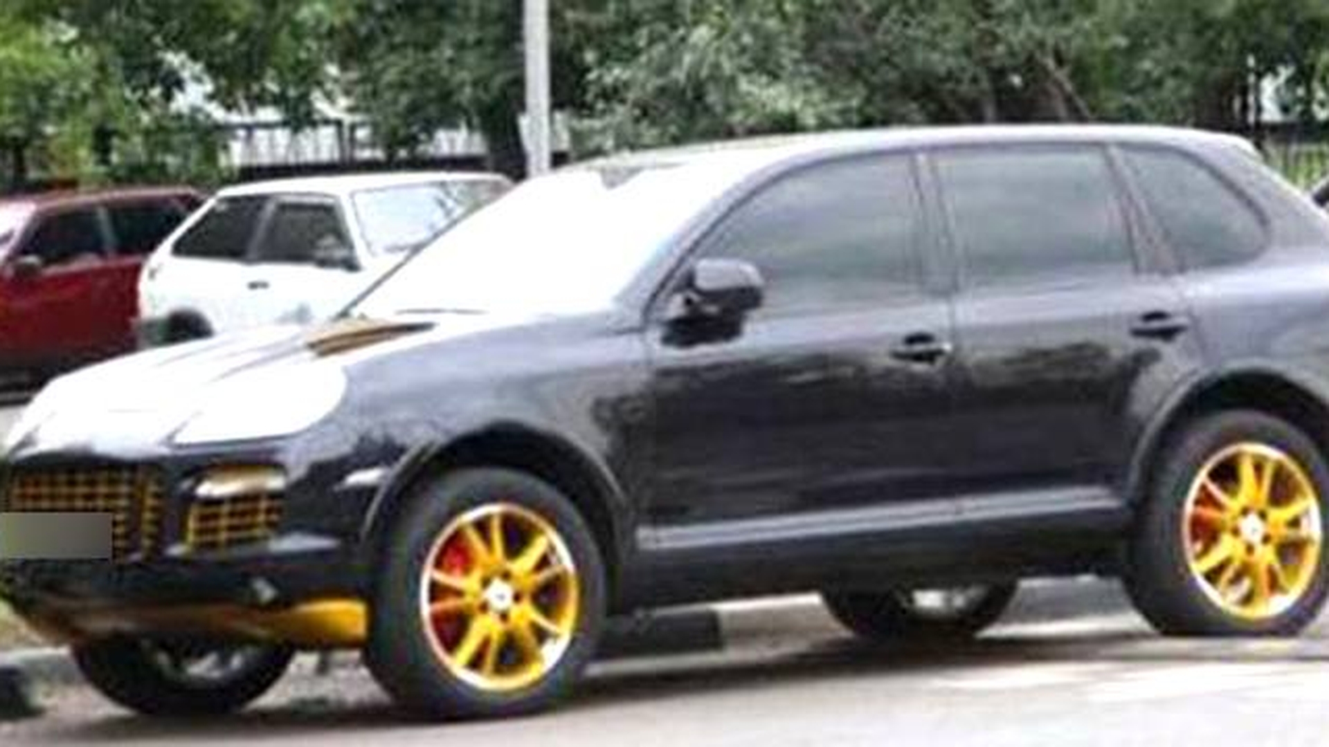 Oamenii îl arată cu degetul pe stradă! Ce are în spate acest Porsche Cayenne! Costă mii de euro, dar...