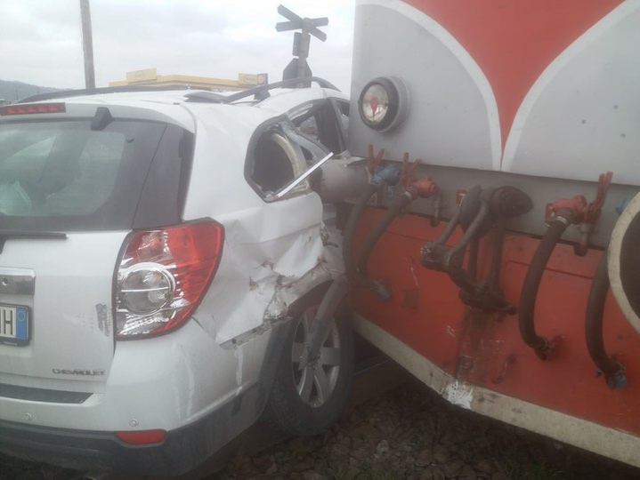 Mașină lovită de tren în județul Vâlcea. Traficul feroviar este blocat. FOTO