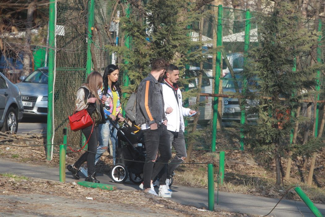 Adrian Stoian, alături de Daniela și de copilul lor. În parc, fotbalistul s-a întâlnit cu Mihai Bălașa, colegul său de la FCSB