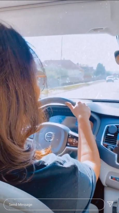 Andra și Cătălin Măruță, replici înțepătoare în timp ce artista își conduce bolidul, iar el este în dreapta ei: “Pe bune? Nu-mi vine să cred! M-ai…” + ce l-a nemulțumit pe prezentator | VIDEO