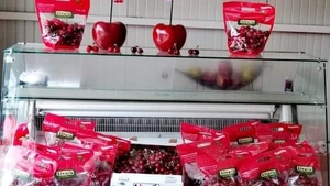 Soții care produc, de fapt, cireșele „Livada”, de la Mega Image. Cine sunt oamenii din spatele afacerii și unde sunt produse faimoasele fructe