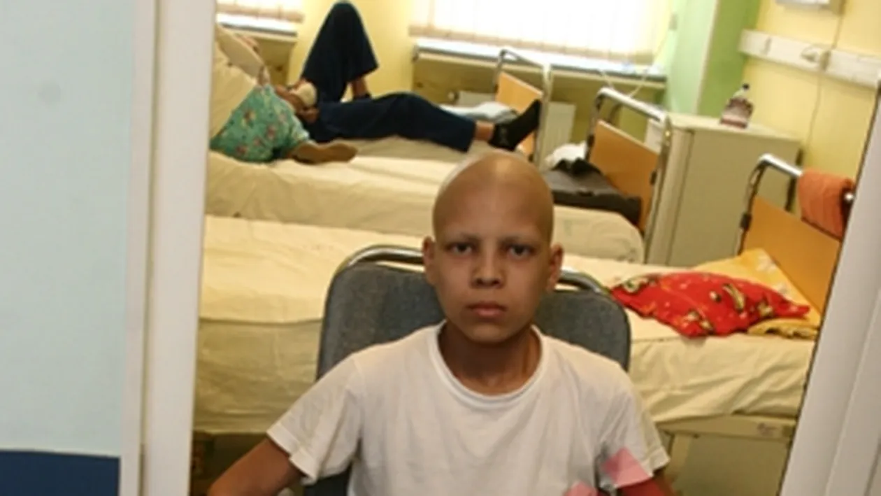 Baiatul bolnav de cancer osos a trecut cu bine de operatie
