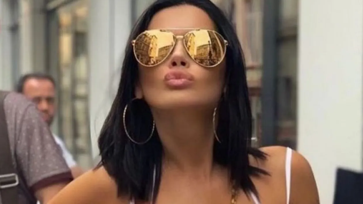 Oana Zăvoranu le-a arătat fanilor săi bolidul de lux pe care îl conduce: ”Dacă aș vinde o haină de-a ta, mi-aș cumpăra casă... Dar mașina asta?”