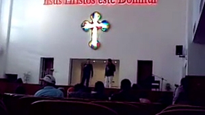 VIDEO DUMNEZEIESC! Iarta-i, Doamne ca nu stiu ce fac! O secta religioasa a chemat doi manelisti in biserica ca sa-i bucure pe enoriasi