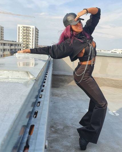 Loredana Buțea, noua asistentă a lui Dan Capatos, este campioană la dans sportiv. Înainte să bată palma cu Antena 1, bomba-sexy a apărut la un post de televiziune concurent