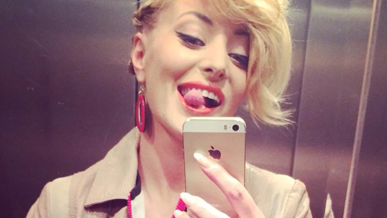 Delia si-a facut un selfie in lift, insa a uitat un DETALIU! Fanii au taxat-o: Parca esti beteaga!