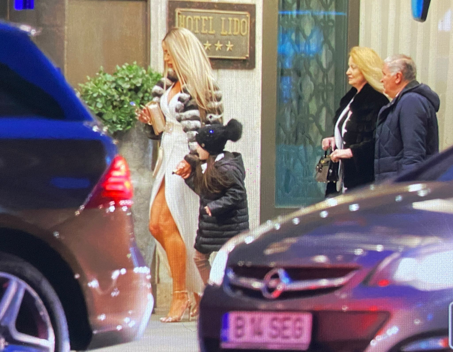 Bianca se pregătește de petrecere (Foto: CANCAN.RO)