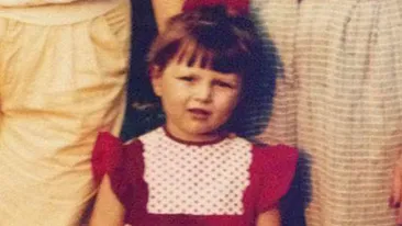 Nici nu se gândea această micuţă durdulie că va ajunge una dintre cele mai sexy femei din România. Ghiceşti cine e?