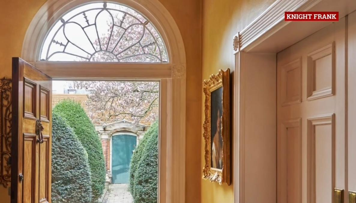 Se vinde casa legendarului Freddie Mercury. Cât costă vila de lux în care a trăit artistul timp de 11 ani
