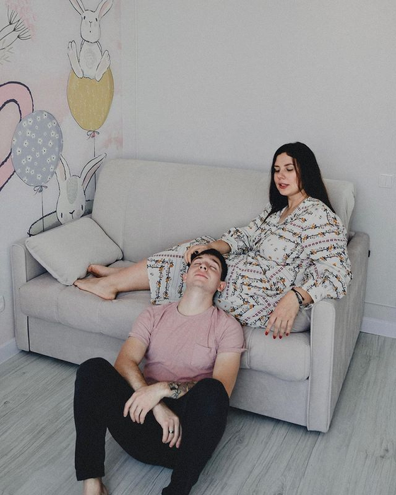 Influencerița care s-a căsătorit cu fiul ei vitreg așteaptă un copil: „Ne veți judeca”