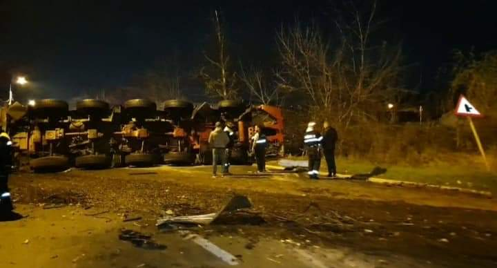 Accident grav la Iaşi. Un bărbat a murit după ce s-a răsturnat cu o automacara