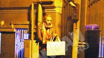 Iulia Vantur se lasa pe mana Mihaelei Borcea. Prinsa in febra pregatirilor de Revelion