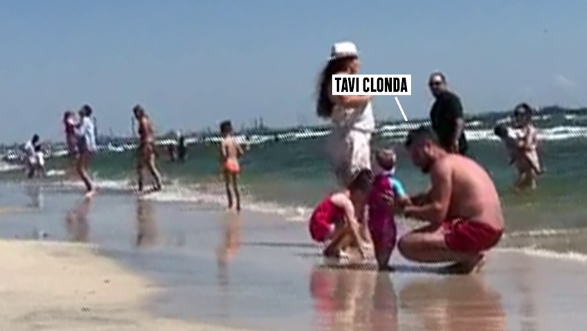 Tavi Clonda, alături de fetița cea mică pe malul mării