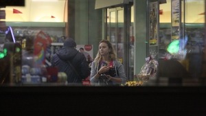 Roxana Ionescu si-a reactivat puterea de seductie. A flirtat in miez de noapte cu omul de la pompe.