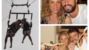 Vezi una dintre cele mai fericite familii din lume! Shakira si Pique se saruta la inaltime!