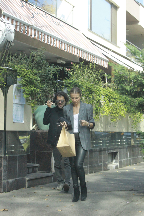 Roger El Akoury o urmează îndeaproape pe Alina Geambazi, la ieșirea din restaurant (SURSA FOTO: CANCAN.RO)